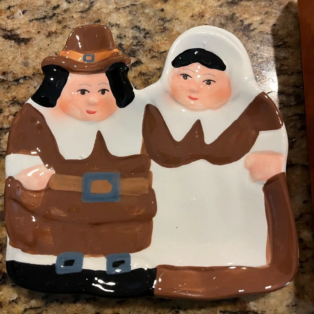 Pilgrim Couple Ceramic Plate - Picture 2 of 3
